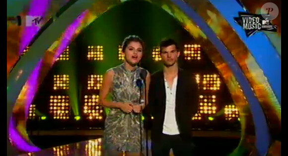Selena Gomez et Taylor Lautner sur la scène des MTV Video Music Awards 2011, dimanche 28 août 2011.