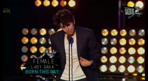 Lady Gaga reçoit le prix de la Best Female Video, lors des MTV Video Music Awards 2011, le dimanche 28 août 2011.
