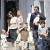 Angelina Jolie et Brad Pitt avec leurs enfants à la Nouvelle-Orléans en mars 2011