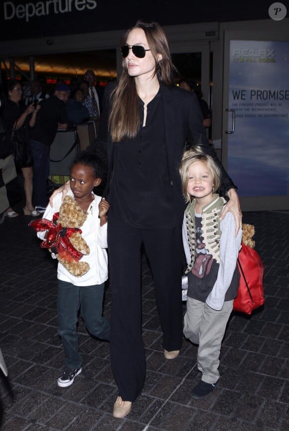 Angelina Jolie et ses filles Zahara et Shiloh à Los Angeles en juillet 2011