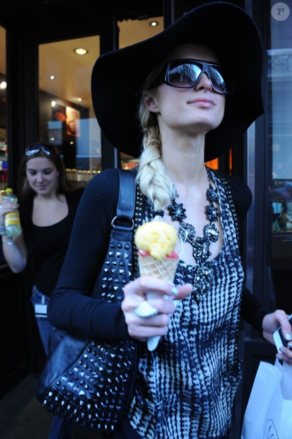 Paris Hilton passe l'après-midi dans les rues de Paris le 30 août 2011 