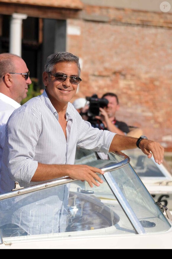 George Clooney apparaît souriant et détendu alors que son film, Les Marches du pouvoir, ouvre ce mercredi soir la 68e Mostra de Venise, le 31 août 2011.