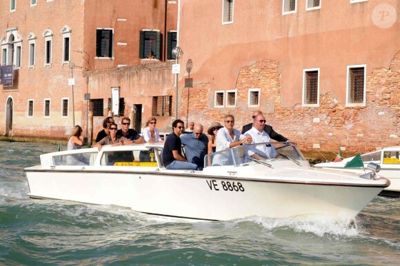 Arrivée spectaculaire de George Clooney, accompagné de ses amis Cindy Crawford et Rande Gerber, à Venise pour la Mostra, le 30 août 2011.