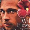 L'acteur Brad Pitt, une fleur à l'oreille, en couverture de Premiere. Octobre 1994.