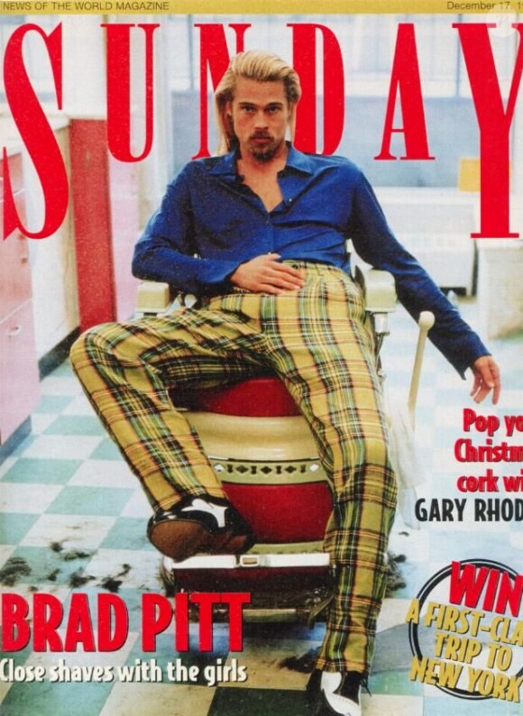 Dans un look très anglais, Brad Pitt prend la pose pour le magazine Sunday. Le 17 décembre 1995.