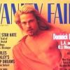 Le sex-symbol Brad Pitt, cheveux longs, chemise ouverte et pantalon en cuir, pose pour Vanity Fair. Février 1995.