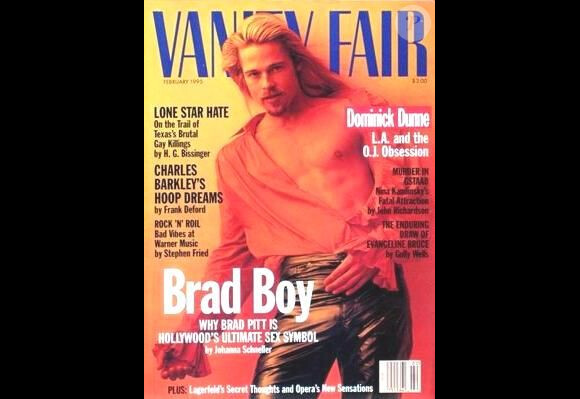 Le sex-symbol Brad Pitt, cheveux longs, chemise ouverte et pantalon en cuir, pose pour Vanity Fair. Février 1995.