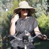 Hilary Duff, enceinte de son premier bébé, n'hésite pas à faire téléphoner ou envoyer des textos sur son vélo ! Attention danger. Los Angeles, 31 août 2011