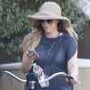 Hilary Duff, enceinte de son premier bébé, n'hésite pas à faire téléphoner ou envoyer des textos sur son vélo ! Attention danger. Los Angeles, 31 août 2011