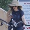 Hilary Duff, enceinte de son premier bébé, n'hésite pas à faire téléphoner ou envoyer des textos sur son vélo ! Attention danger. Los Angeles, 31 août 2011