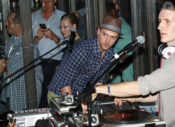 Justin Timberlake joue au DJ dans une boite de New York, le 31 août 2011