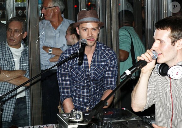 Justin Timberlake joue au DJ dans une boite de New York, le 31 août 2011