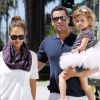 Jessica Alba et son mari Cash Warren passent la journée avec leur petite Honor à Los Angeles le 3 septembre 2011