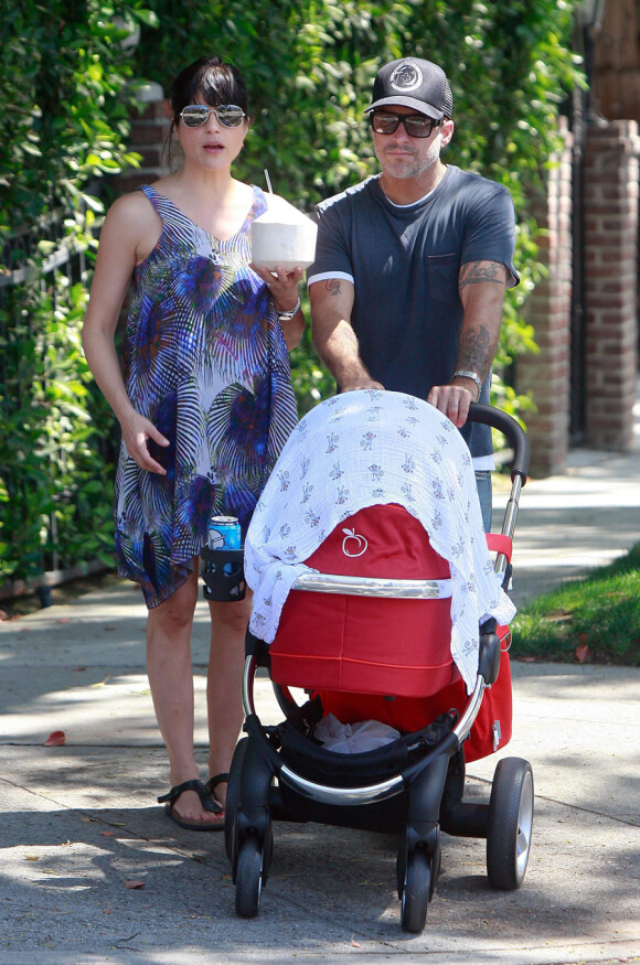 Selma Blair avec son compagnon Jason Bleick et son fils Arthur le 6 août 2011 à Beverly Hills