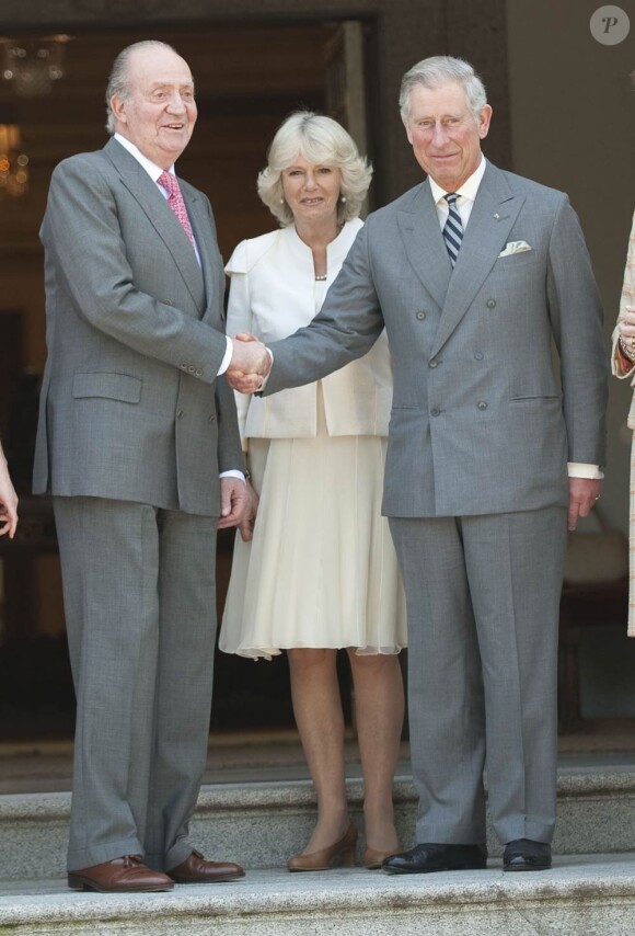 Le roi Juan Carlos a été opéré avec succès du tendon d'Achille du pied gauche dans la nuit du 4 au 5 septembre 2011. De retour au Palais de la Zarzuela, il entame une longue période de convalescence et rééducation.