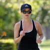 Reese Witherspoon pratique son jogging à Brentwood en avril 2011