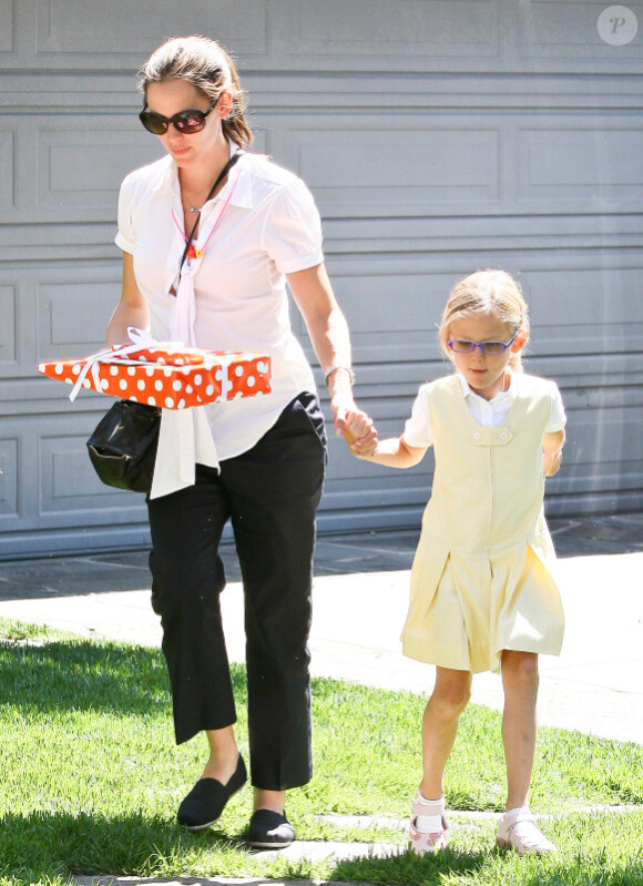 Jennifer Garner accompagne ses filles Violet et Seraphina à un goûter d'anniversaire. Los Angeles, 7 septembre 2011