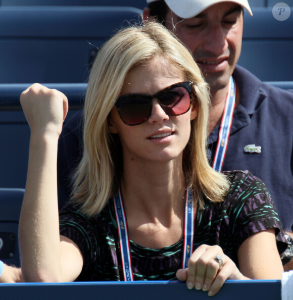 Brooklyn Decker a une fois de plus assisté à la victoire de son mari de tennisman Andy Roddick en huitième de finale de l'US Open 2011 le 9 septembre face à David Ferrer