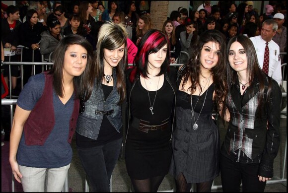 Le groupe KSM, à Los Angeles, en février 2009. Shelby Cobra est la seconde en partant de la gauche. 