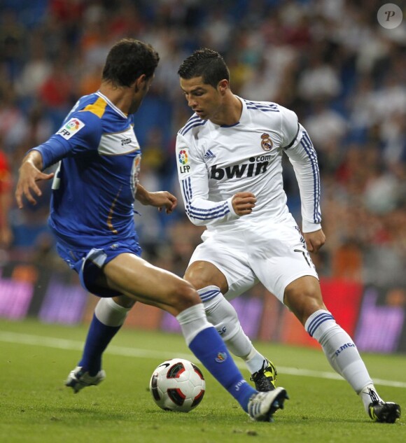 Cristiano Ronaldo a marqué sur pénalty suite lors du match de championnat espagnol entre le Real de Madrid et Getafe samedi 10 septembre 2011 sous les yeux de son fils et sa compagne Irina Shayk
