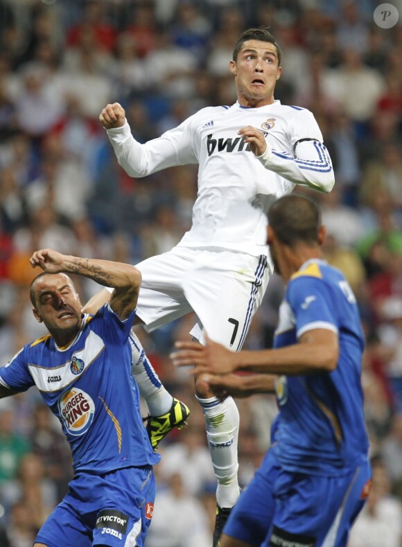 Cristiano Ronaldo a marqué sur pénalty suite lors du match de championnat espagnol entre le Real de Madrid et Getafe samedi 10 septembre 2011 sous les yeux de son fils et sa compagne Irina Shayk