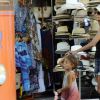 Séance shopping pour Halle Berry et Nahla à Majorque le 12 septembre 2011 
