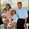 Jackie Kennedy, John Fitzgerald et leurs deux enfants John-John et Caroline.
