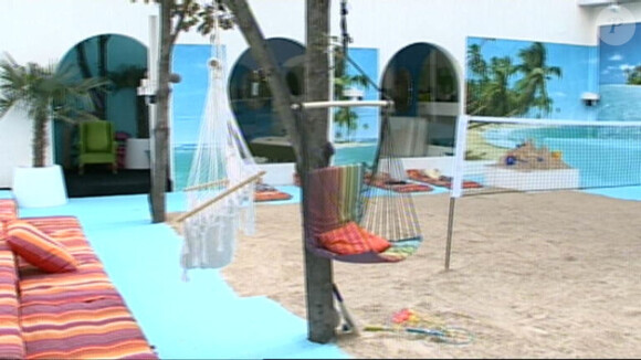 Un jardin transformé en plage dans Secret Story 5