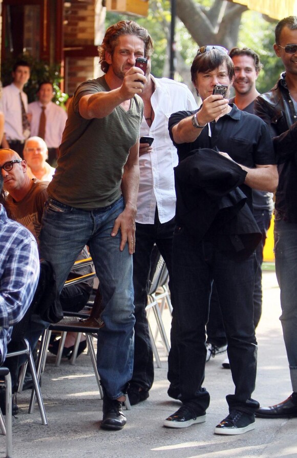 Gerard Butler fait le pitre devant les paparazzi à New York le 13 septembre 2011
