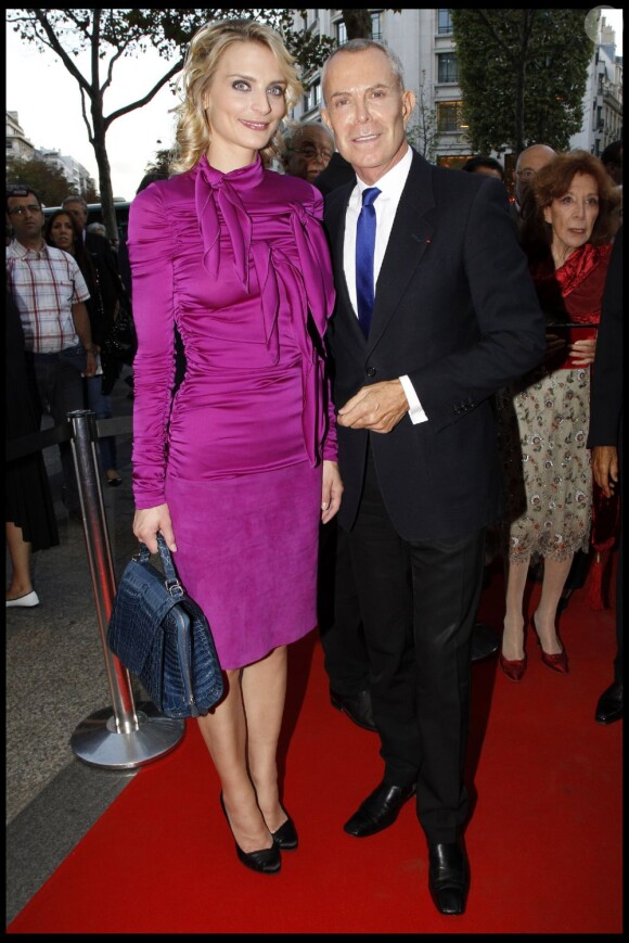 Sarah Marshall et Jean-Claude Jitrois au gala de la Fondation Pompidou, à Paris. 13  septembre 2011