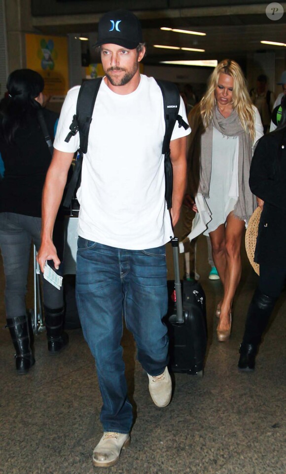 Pamela Anderson et son boyfriend Jon Rose, à l'aéroport de Sao Paulo, le 28 juillet 2011.