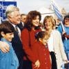 Ted Kennedy à Boston, entouré de sa famille, lors d'une campagne électorale pour sa réélection au siège de sénateur