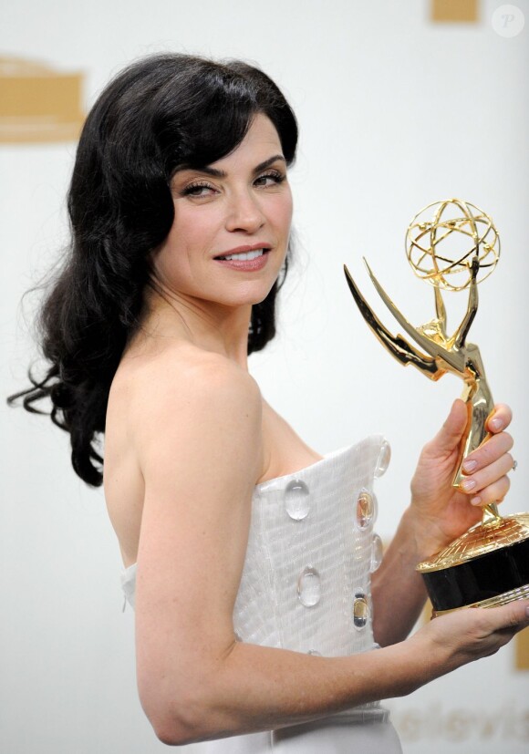 Julianna Margulies meilleure actrice dans une série dramatique pour The Good Wife, lors des 63ème Emy Awards, à Los Angeles, le 18 septembre 2011