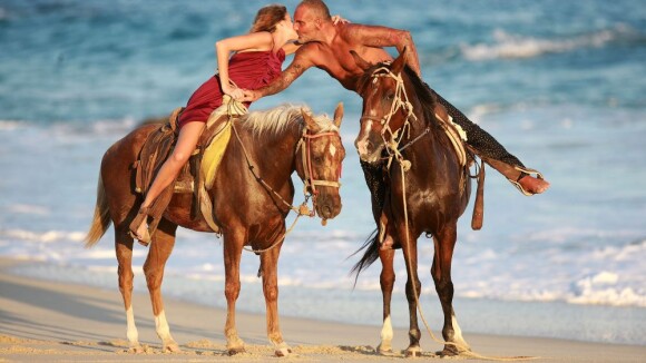 Christian Audigier : Romantique sur le sable mexicain avec sa superbe chérie