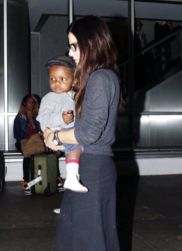 Sandra Bullock et son fils Louis d'un an et demi, à l'aéroport de Los Angeles, le 18 septembre 2011