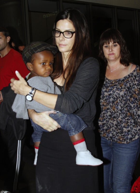 L'actrice Sandra Bullock et son fils adoptif Louis, à l'aéroport de Los Angeles, le 18 septembre 2011