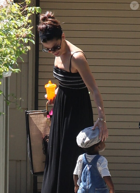 Sandra Bullock à Los Angeles, le 4septembre 2011, avec son fils Louis