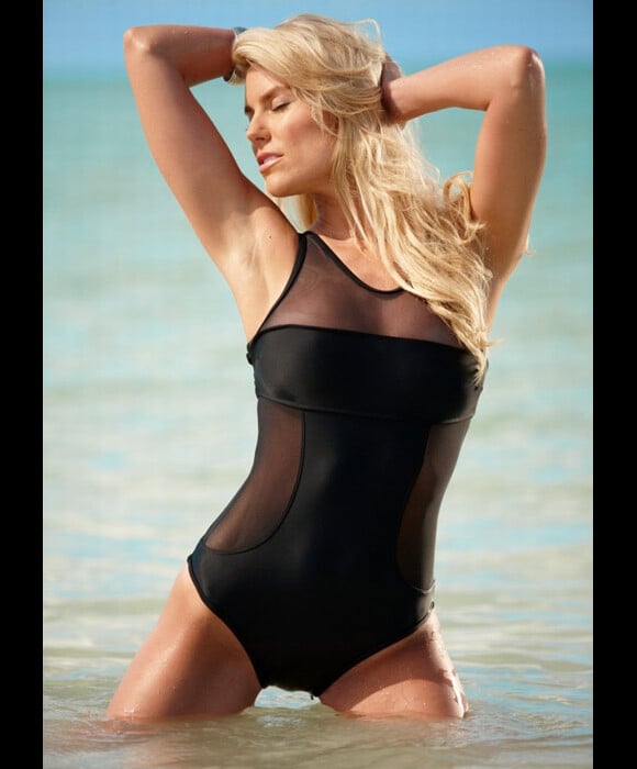 Le très sexy top model américain Rachel Reynolds pose pour la nouvelle collection des maillots de bain Bonprix. 