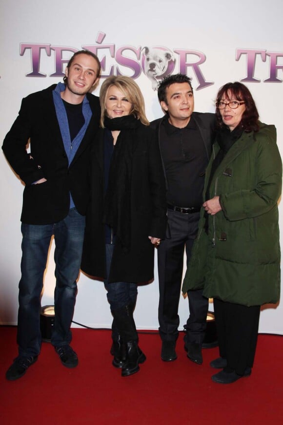 Darius Langmann, Nathalie Rheims (dernière compagne de Claude Berri), Thomas Langmann, à Paris, le 9 novembre 2009. 