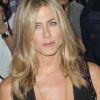 Jennifer Aniston n'hésite pas à utiliser une crème un peu spéciale pour dégonfler ses poches sous les yeux : la Préparation H...