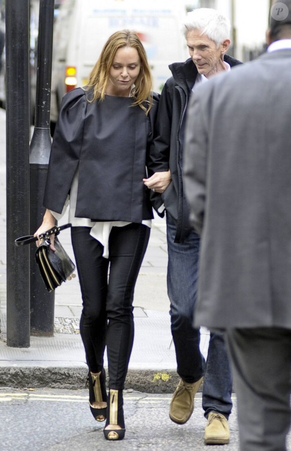 Stella McCartney, dans un look très stylé, se promène dans les rues de Londres. Le 19 septembre 2011.