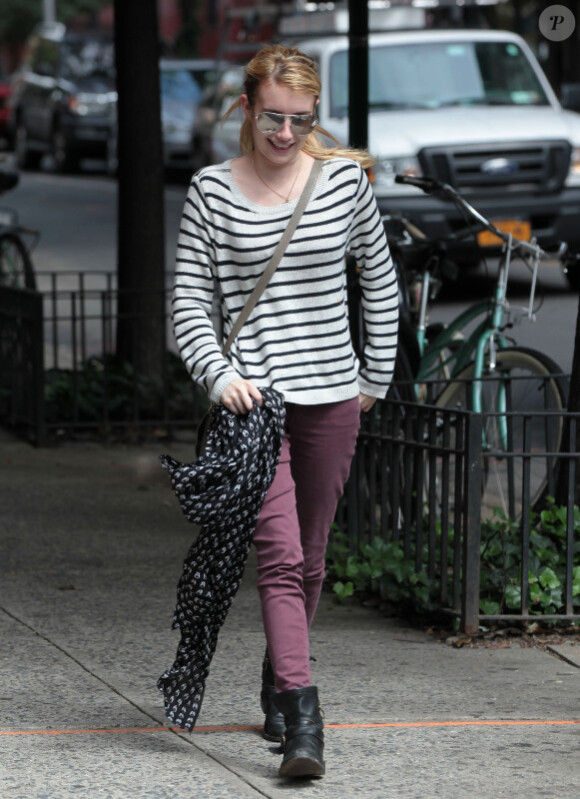 Après un look remarquable à la fashion week, Emma Roberts opte pour une tenue plus casual aux acents rock. New York, le 22 septembre 2011.
