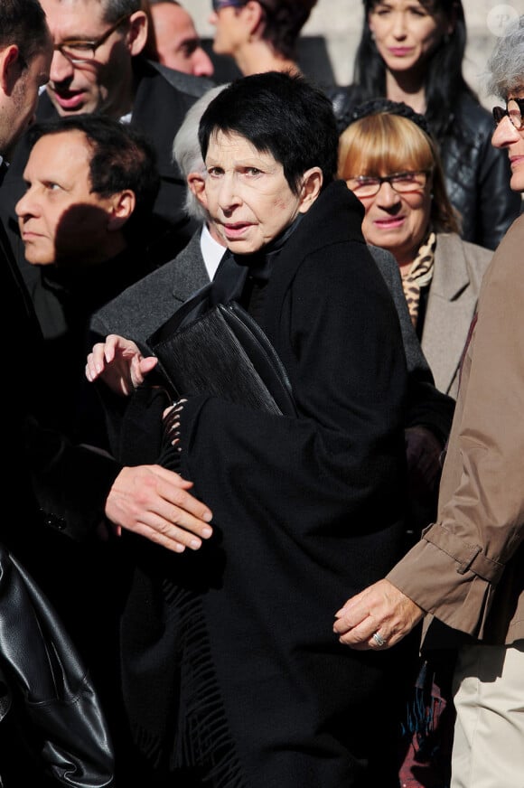 Zizi Jeanmaire et Azzedine Alaïa (à gauche) à la sortie de la messe en hommage à son époux Roland Petit en l'église St Roch à Paris, le 23 septembre 2011. Le chorégraphe est décédé le 10 juillet dernier à Genève.