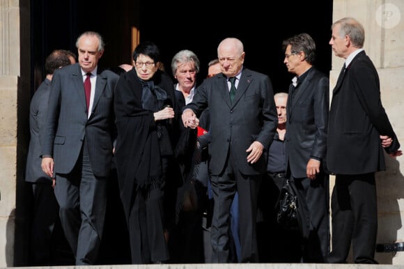 Zizi Jeanmaire soutenue par Pierre Bergé, Alain Delon et Frédéric Mitterrand lors de la messe en hommage à Roland Petit en l'église St Roch à Paris, le 23 septembre 2011. Le chorégraphe est décédé le 10 juillet dernier à Genève.