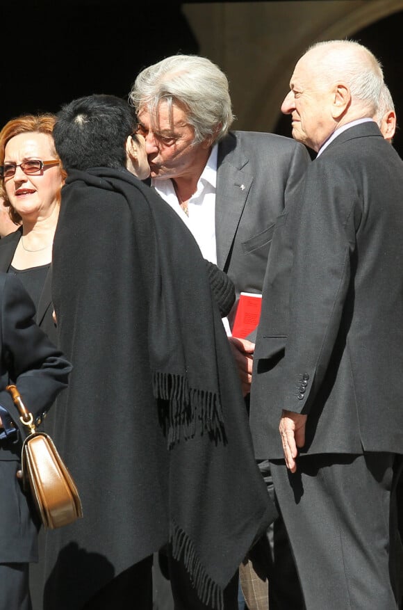 Alain Delon est venu assurer Zizi Jeanmaire de sa tendresse et son affection lors de la messe en hommage à Roland Petit en l'église St Roch à Paris,  le 23 septembre 2011. Le chorégraphe est décédé le 10 juillet dernier à  Genève.