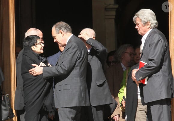 Zizi Jeanmaire reçoit les condoléances de Frédéric Mitterrand  la sortie de la messe en hommage à Roland Petit en l'église St Roch à Paris,  le 23 septembre 2011. Le chorégraphe est décédé le 10 juillet dernier à  Genève.