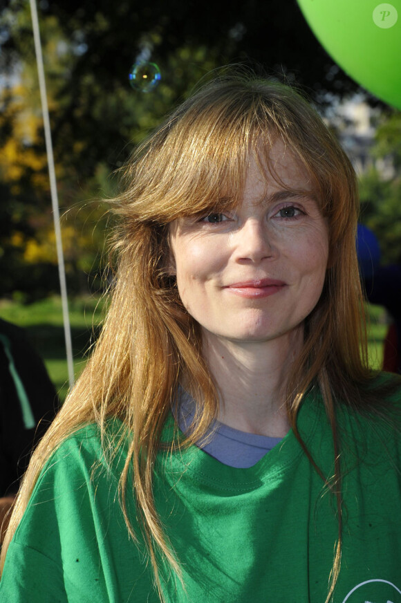 Isabelle Carré lors du flashmob organisé au Parc Monceau le 24 septembre 2011 pour l'association Vaincre la Mucoviscidose.