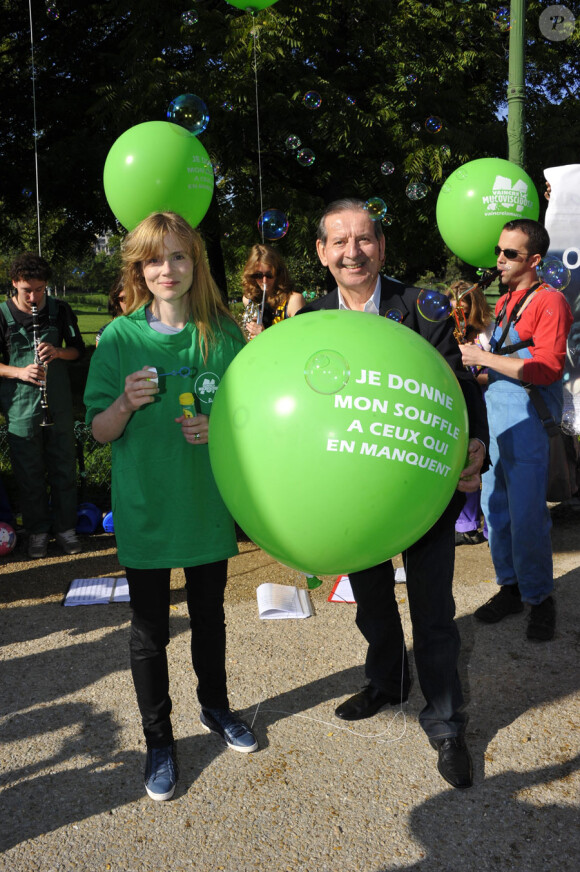 Isabelle Carré et Jean Lafond lors du flashmob organisé au Parc Monceau le 24 septembre 2011 pour l'association Vaincre la Mucoviscidose.