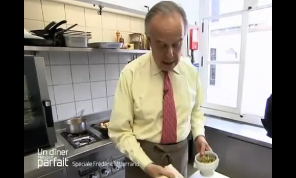 Frédéric Mitterrand dans Un dîner presque parfait - émission du vendredi 23 septembre 2011.