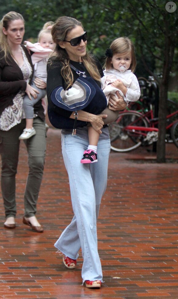 Sarah Jessica Parker emmène ses jumelles à l'école, à New York, le 23 septembre 2011.